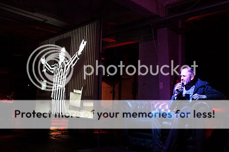 Sjef van Oekel tijdens clip van Golden Earring