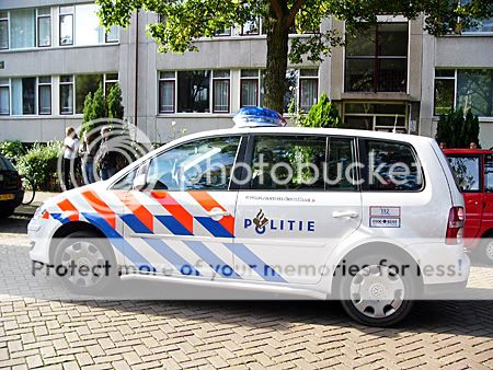 slachtofferhulp begeleidde haar in een auto weg van de onheilsplaats