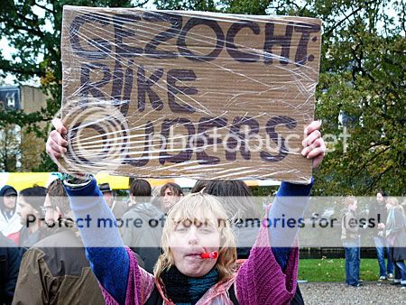 Tja; rijke ouders is wel zo makkelijk in deze tijd als je wilt studeren....