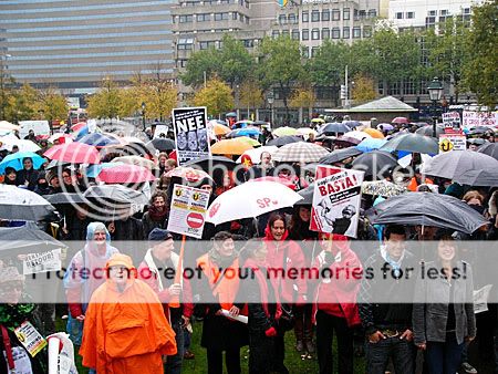 demonstranten voor het podium