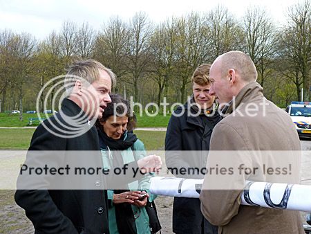 Harry van Bommel spreekt met actievoerders tegen Gul op Malieveld