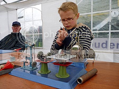 Jongen werkt aan stoommachine tijdens Internationale Stoomdagen Zuiderpark Den Haag