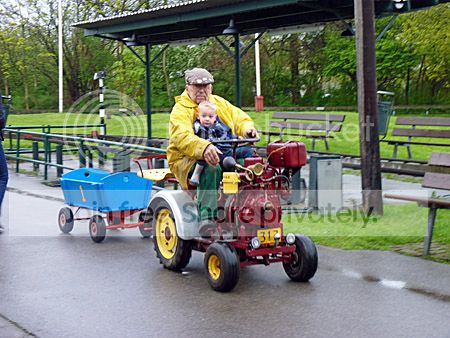 jong en oud rijden op terrein