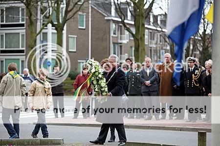 Van Aartsen leg krans tijdens herdenking bombardement Bezuidenhout Den Haag