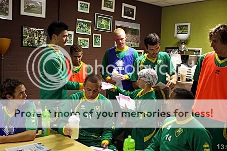 armbandjes worden uitgedeeld