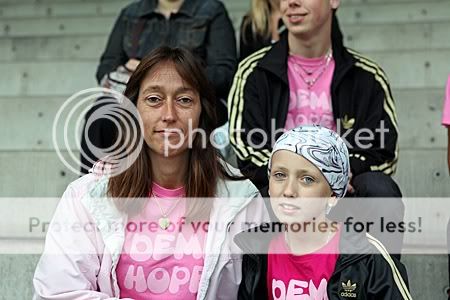 op de tribune met haar moeder