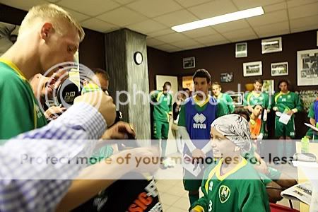 Lex Immers geeft haar zijn spelers t-shirt