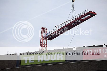 deel kraan wordt opgehesen