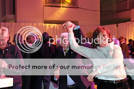 jong en oud danst op muziek