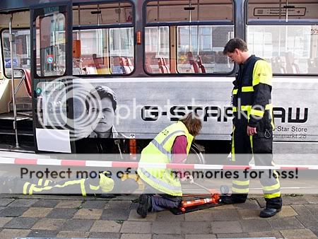 pompen om de tram weer in de rails te krijgen