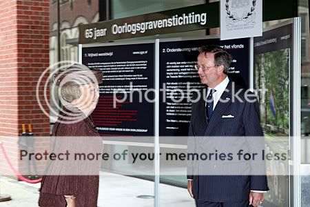 Koningin Beatrix wordt verwelkomd door Robert Croll