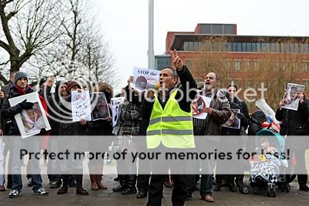 groep demonstranten aangevoerd door man met megafoon