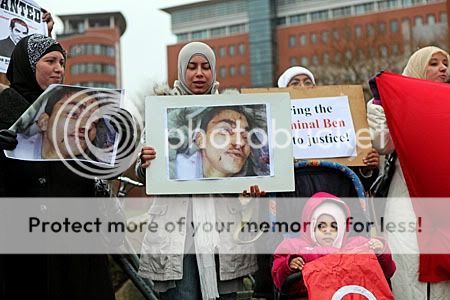 diverse protestborden en spandoeken