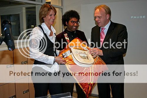 Omar Munie reikt eerste Hagie Bag uit Omar Munie reikt eerste Hagie Bag uit
