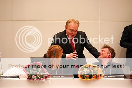raadsleden feliciteren elkaar