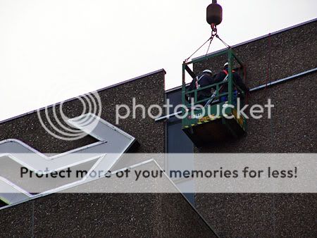 in een bakje hoog boven de grond