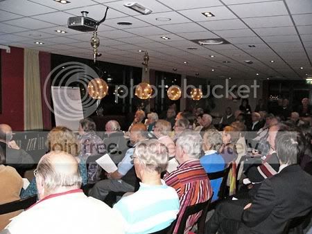 Drukke zaal vol boze buurtbewoners