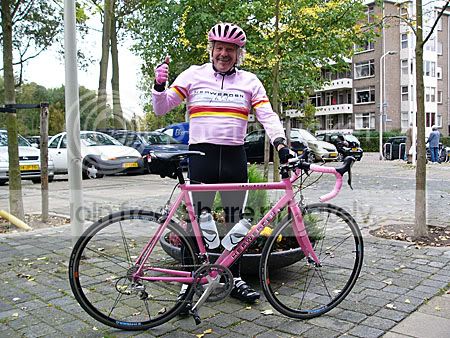 Roze mannetje Hans Weeber op zijn roze fiets