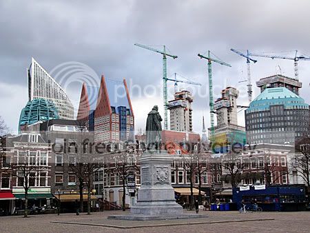 Willem van Oranje kijkt naar de nieuwe en de in aanbouw zijnde hoogbouw