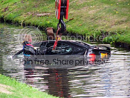 duikers bevestigen de band om het dak van de auto heen
