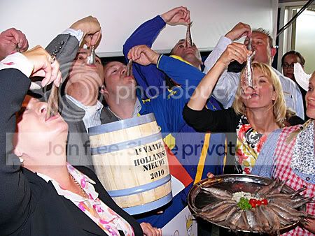 Eerste nieuwe haring wordt weggehapt