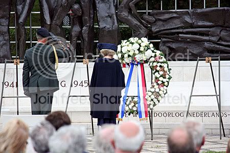 Koningin Beatrix legt krans bij monument