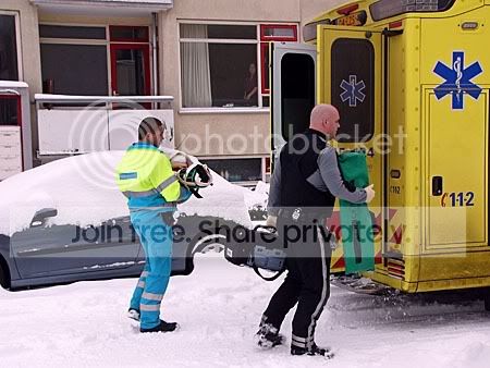 voorzichtig werd het kind de ambulance in gedragen