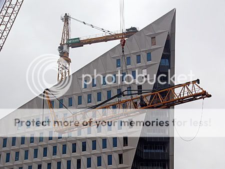 Kraan wordt uit stadsdeelkantoor verwijderd in Den Haag
