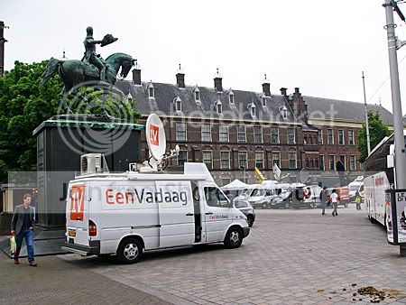 Veel directe satellietwagens op Buitenhof voor Binnenhof