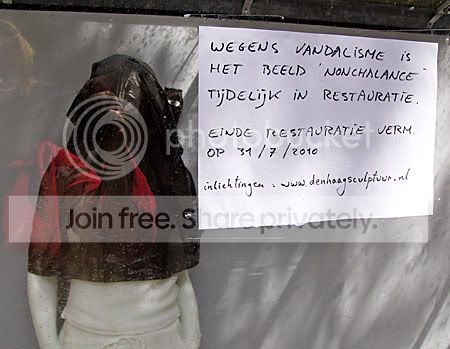 Beeld met vuilniszak over hoofd