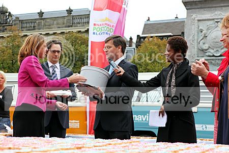 Demissionair premier Balkenende neemt doos met petities in ontvangst van Simavi direceteur