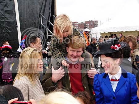 Prinses Maxima en Prins Willem Alexander met kinderen op Sinterklaasfeest