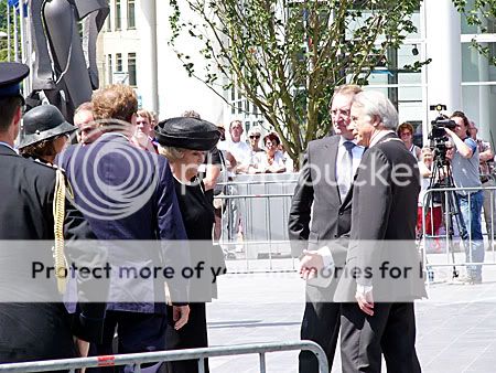 koningin Beatrix arriveert bij herdenkingsbijeenkomst
