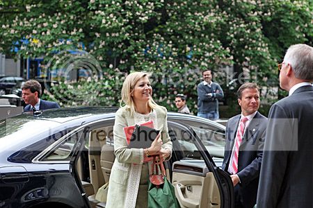 Prinses Máxima wordt welkom geheten door Prof. De Haan bij ISS