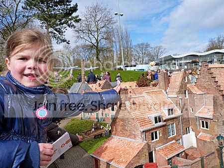 Meisje plaatst Madurodammertje tijdens opening Madurodam