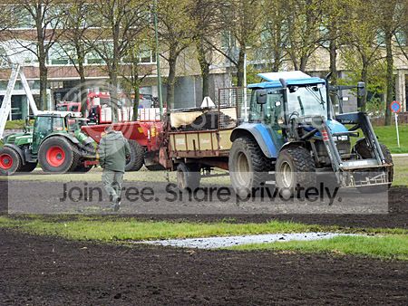Gras Malieveld wordt bewerkt en gecomposteerd