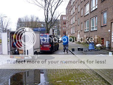 Portiek wordt schoongemaakt