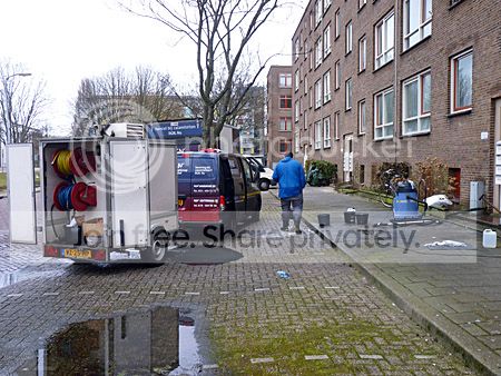 Portiek wordt schoongemaakt