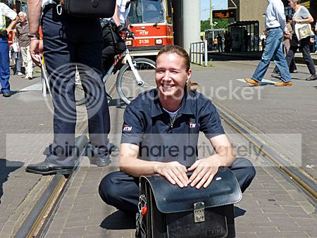 Chauffeur blokkeert trambaan CS tijdens wilde staking HTM in Den Haag