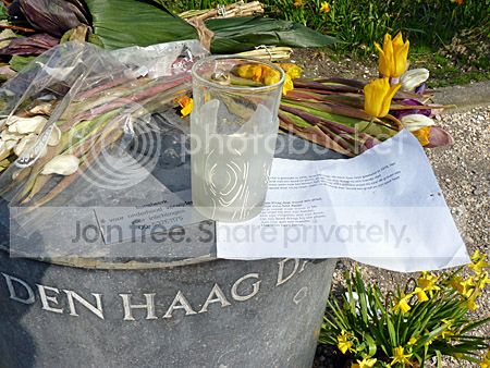 Beeld van sokkel weggehaald