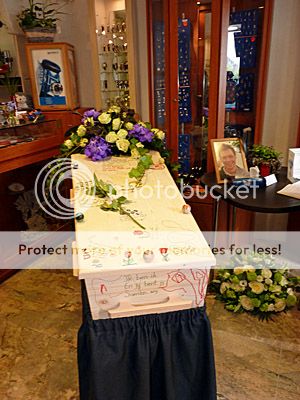 Kist met teksten en bloemen van juwelier Ruud Stratmann