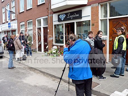Mensen praten na na afscheid juwelier Ruud Stratmann