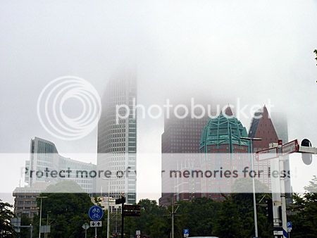 hoogbouw gehuld in nevelen