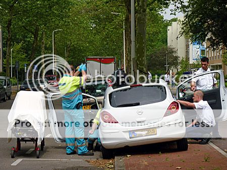 Man raakt twee geparkeerde auto's in Den Haag