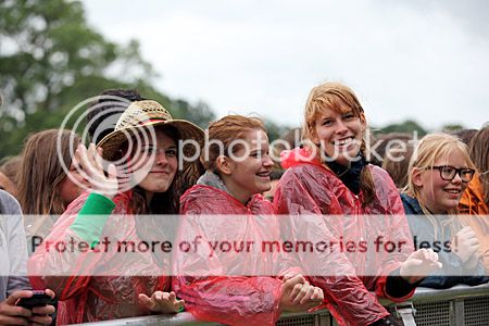 Regenjassen waren hard nodig in begin van Parkpop