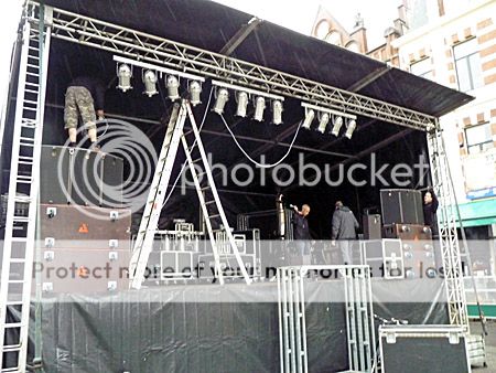 Opbouw podia Life I Live festival Den Haag in hevige regen