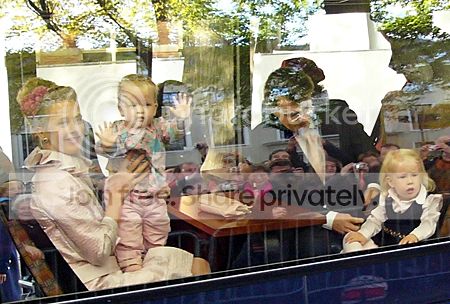 Prins Friso, prinses Mabel en kinderen in bus tijdens doop prinses Ariane