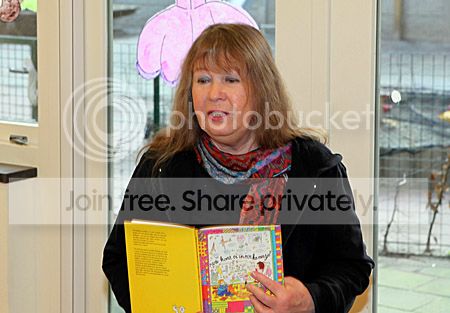 Wieteke van Dort leest voor in Den Haag