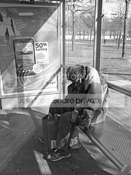 dakloze slaapt in abri