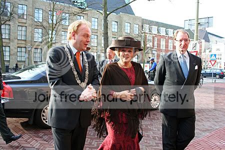 Koningin Beatrix woont Model European Parliament bij